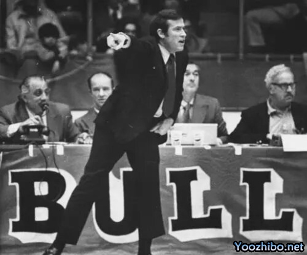 1970-71赛季，迪克-莫塔如何引领芝加哥<a href=/lanqiu_zbo/bulls/ target=_blank class=infotextkey>公牛</a>队逆袭，揽获最佳教练殊荣