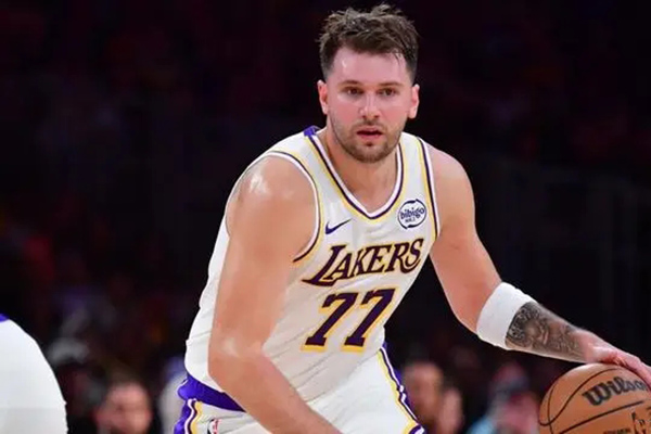 湖人主帅雷迪克透露东契奇回归时间表 周日战<a href=/lanqiu_zbo/76ers/ target=_blank class=infotextkey>76人</a>成潜在复出战