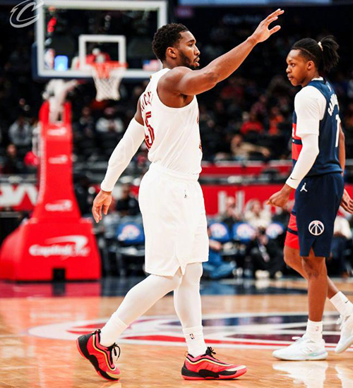 末节狂轰45分逆转!米切尔48分封神 骑士13连胜<a href=/lanqiu_zbo/wizards/ target=_blank class=infotextkey>奇才</a>